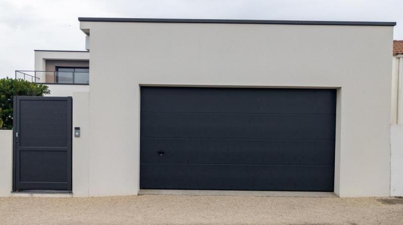Un portillon int&eacute;gr&eacute; &agrave; la porte de garage facilite l'acc&egrave;s quotidien sans ouvrir tout le panneau
